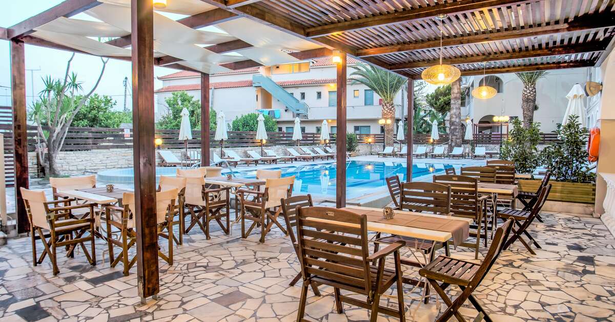 Een foto van het terras bij Natalie Hotel