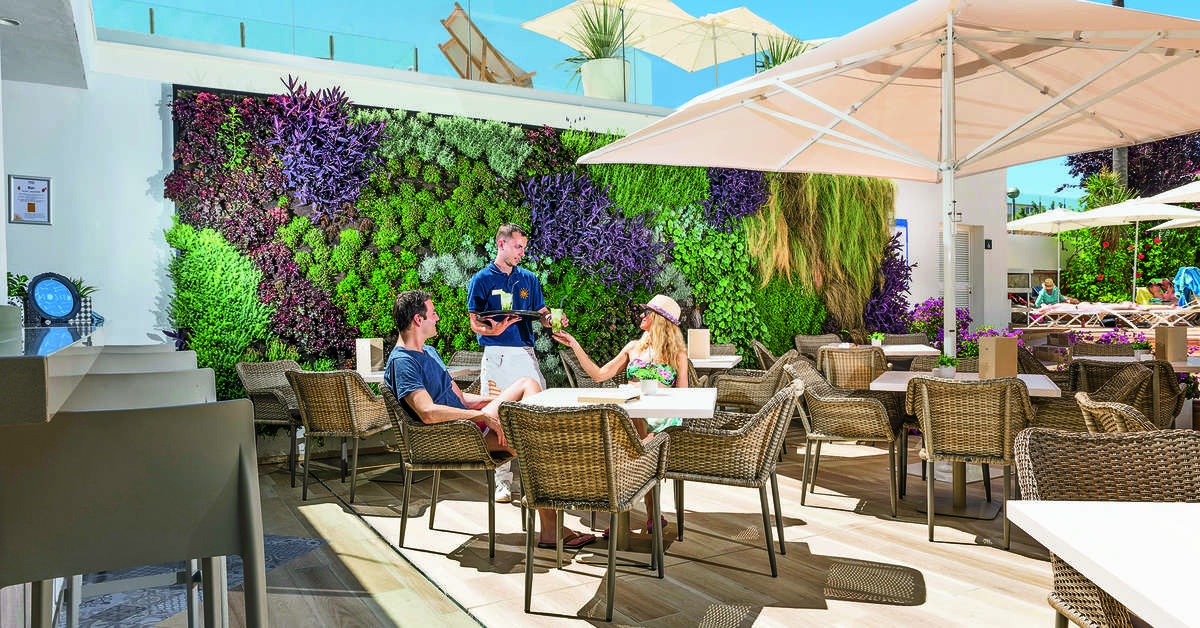 Een foto van het terras bij Allsun Hotel Cristobal Colon