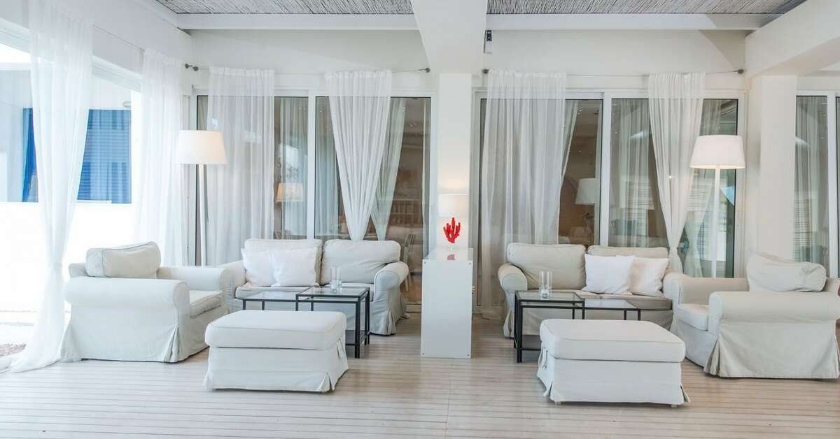 Een foto van het interieur van Knossos Beach Bungalows & Suites