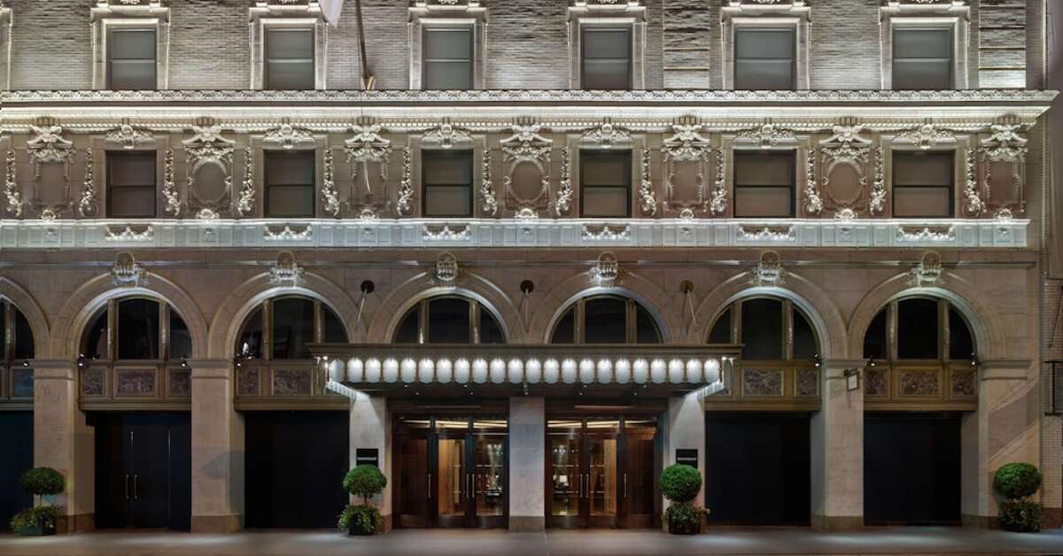 Een foto van de buitenkant van Paramount Hotel New York