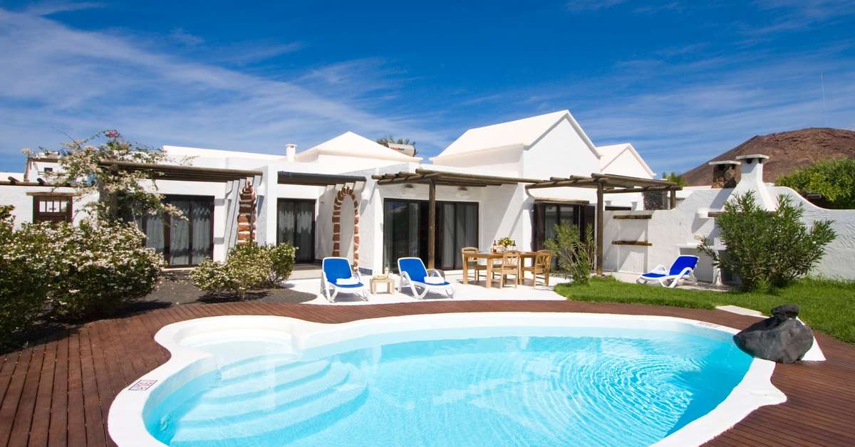 Een foto van het zwembad bij Kamezi Boutique Villas