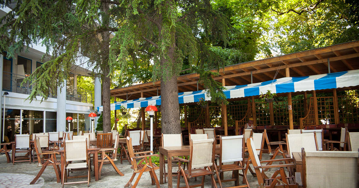 Een foto van het terras bij Park Hotel Perla