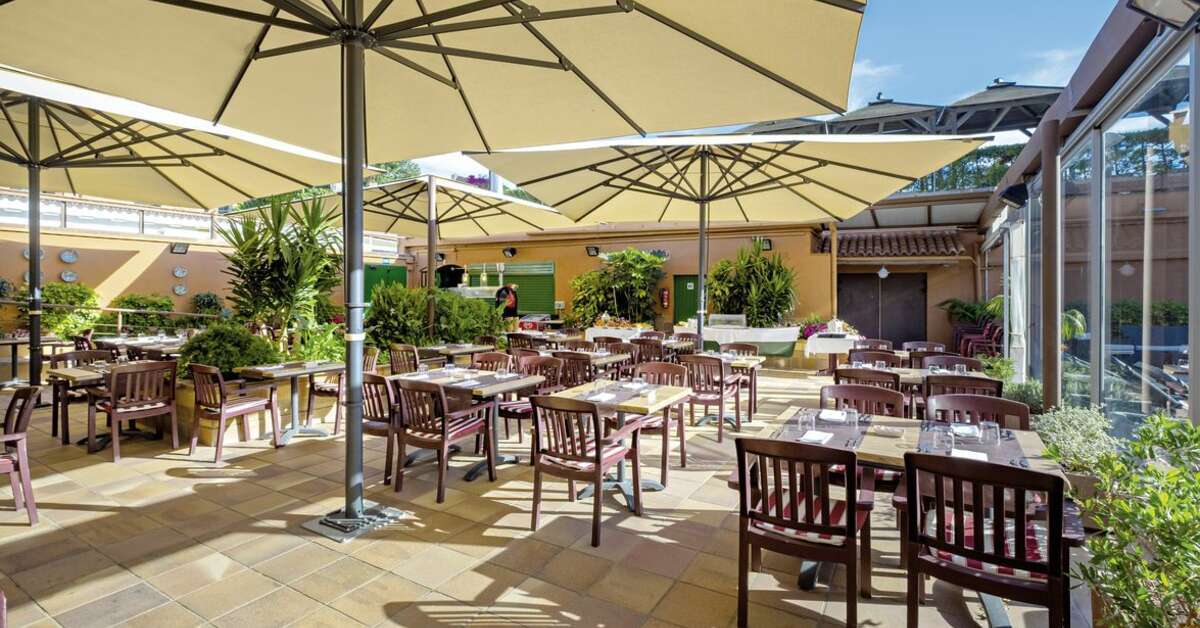 Een foto van het terras bij Hotel Rosamar & Spa