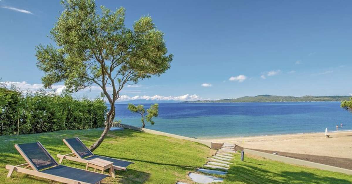 Een foto van het strand bij Avaton Luxury Villas Resort
