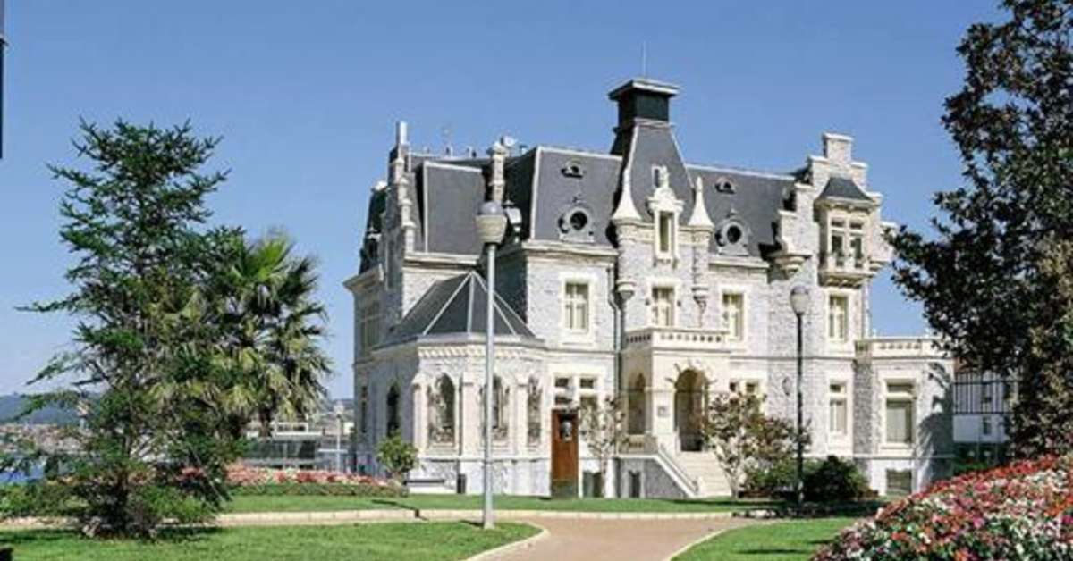 Een foto van de buitenkant van URH Palacio de Oriol Hotel