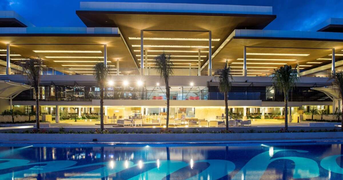 Een foto van het zwembad bij Royalton Riviera Cancun