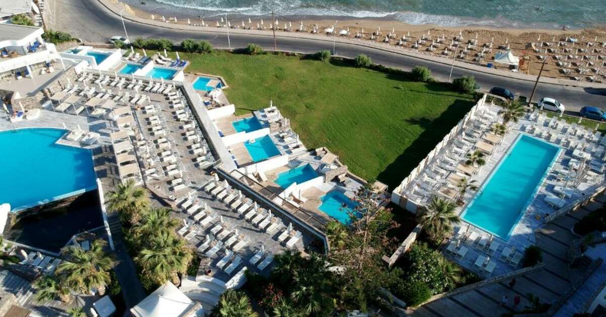 Een foto van het zwembad bij The Island Hotel