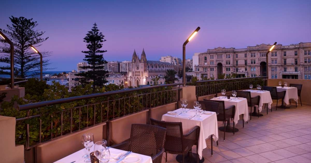 Ein Foto von der Terrasse im Malta Marriott Hotel & Spa