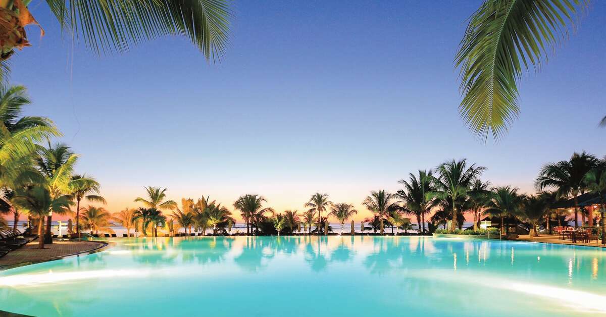 Een foto van het zwembad bij Victoria Beachcomber Resort & Spa