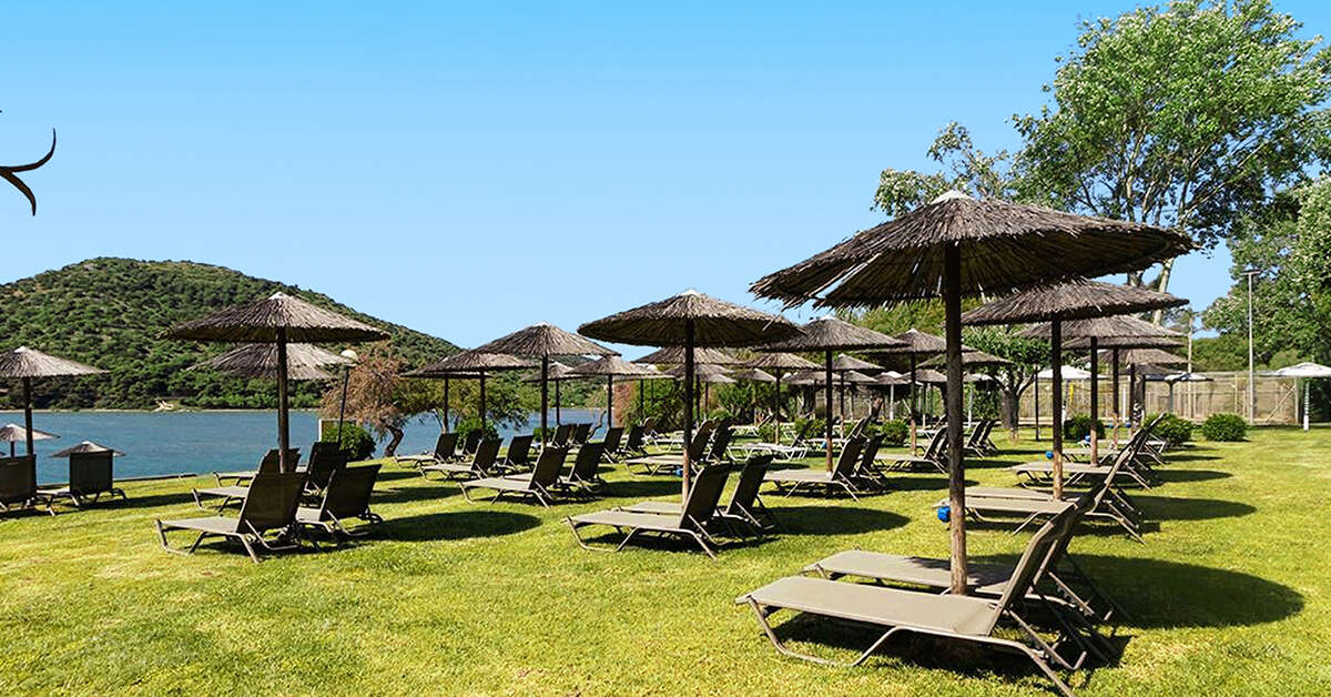 Een foto van het terras bij Hotel Dolce Attica Riviera