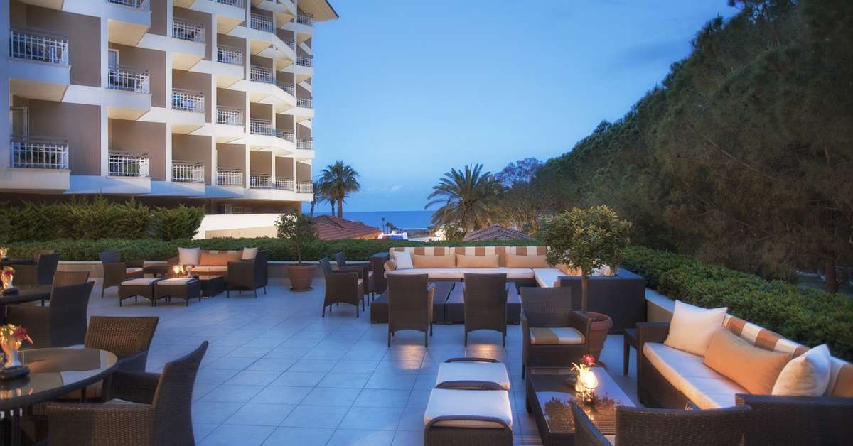 Een foto van het terras bij Akka Alinda