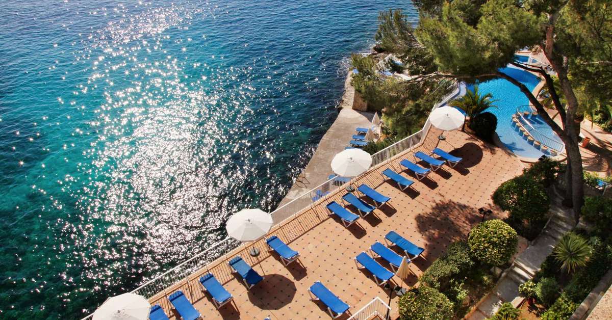 Een foto van het terras bij Hotel Roc Illetas & Spa