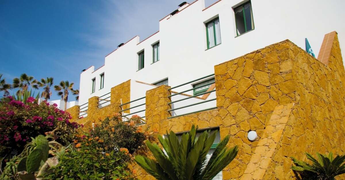 Een foto van de buitenkant van Aparthotel Esquinzo y Monte del Mar