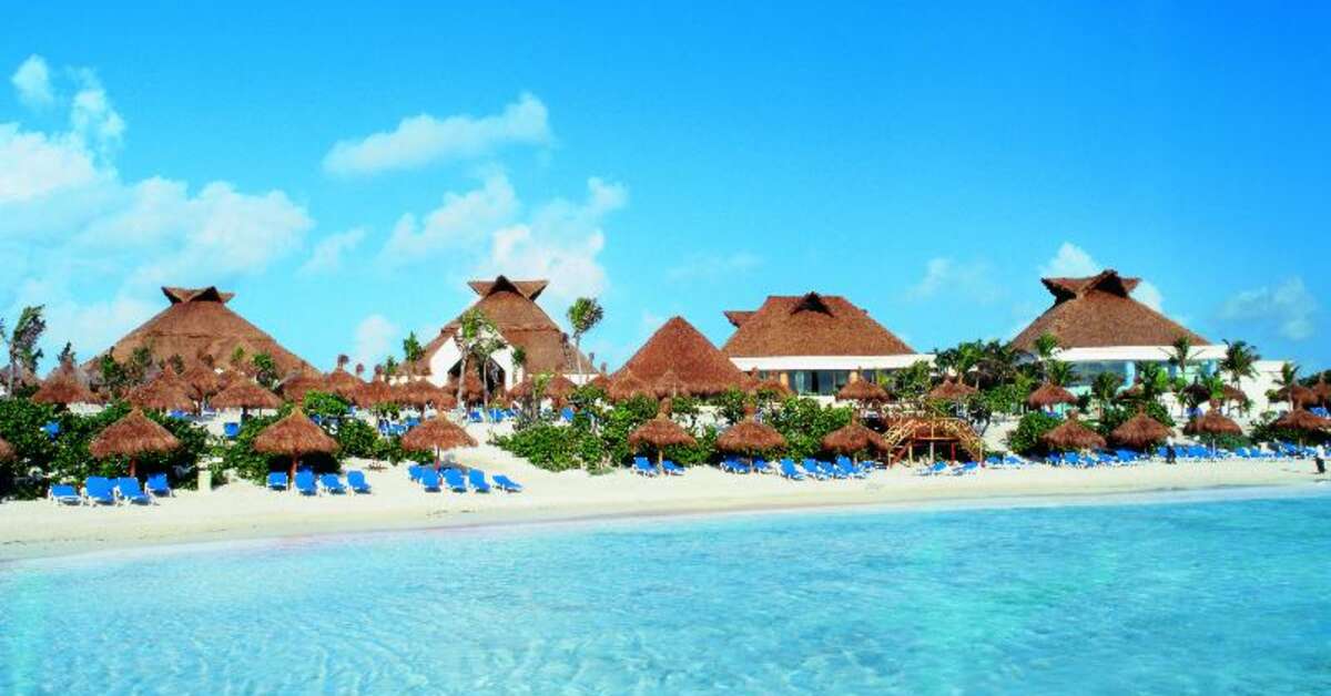 Een foto van het zwembad bij Luxury Bahia Principe Akumal