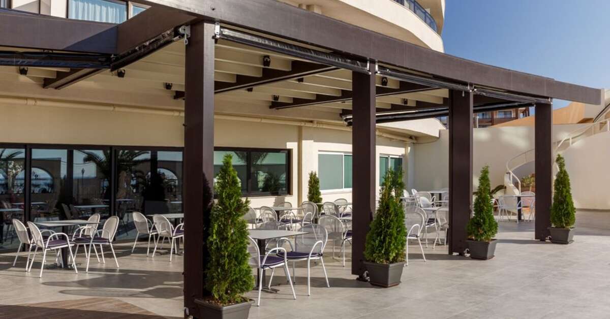 Een foto van het terras bij Hotel Cactus