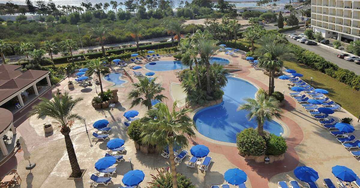Een foto van het zwembad bij Nissiana Hotel