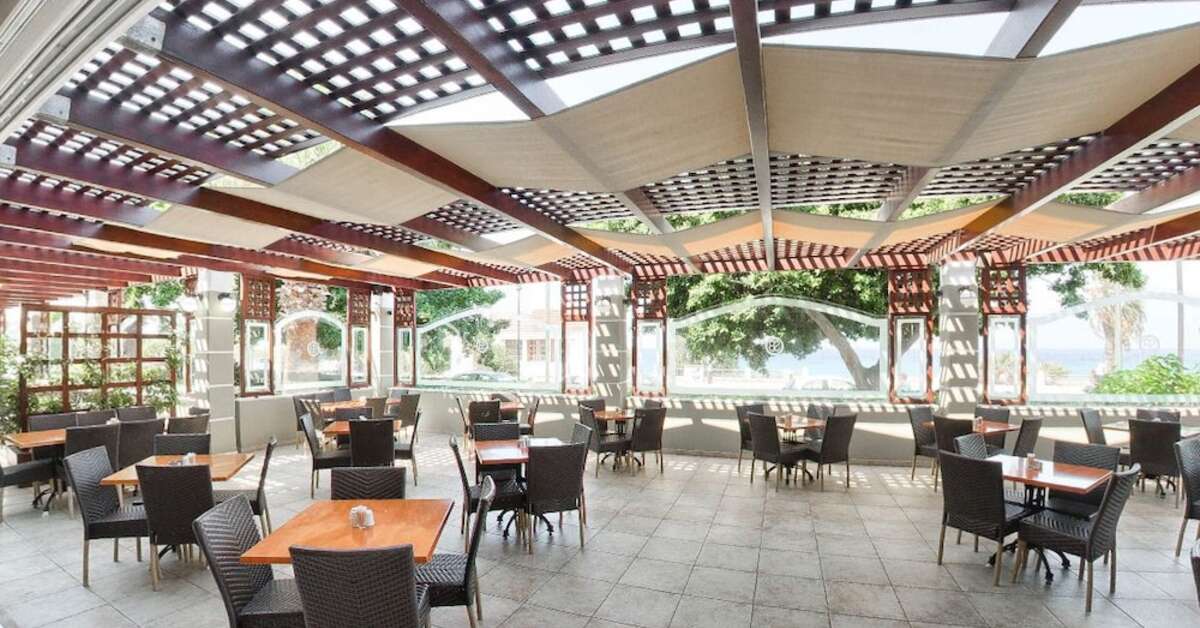 Een foto van het terras bij Sirene Beach Hotel
