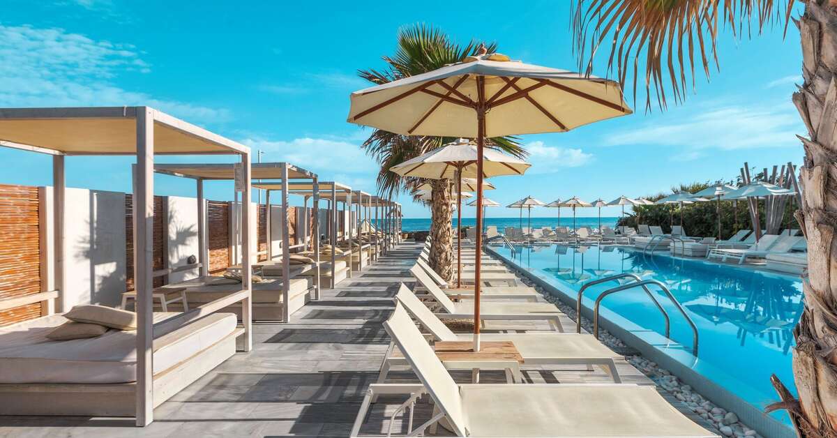 Een foto van het zwembad bij The Island Hotel