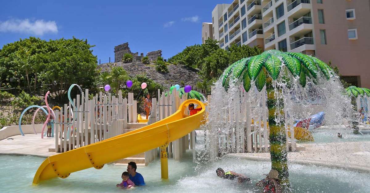 Een foto van het zwembad bij Park Royal Cancun All Inclusive