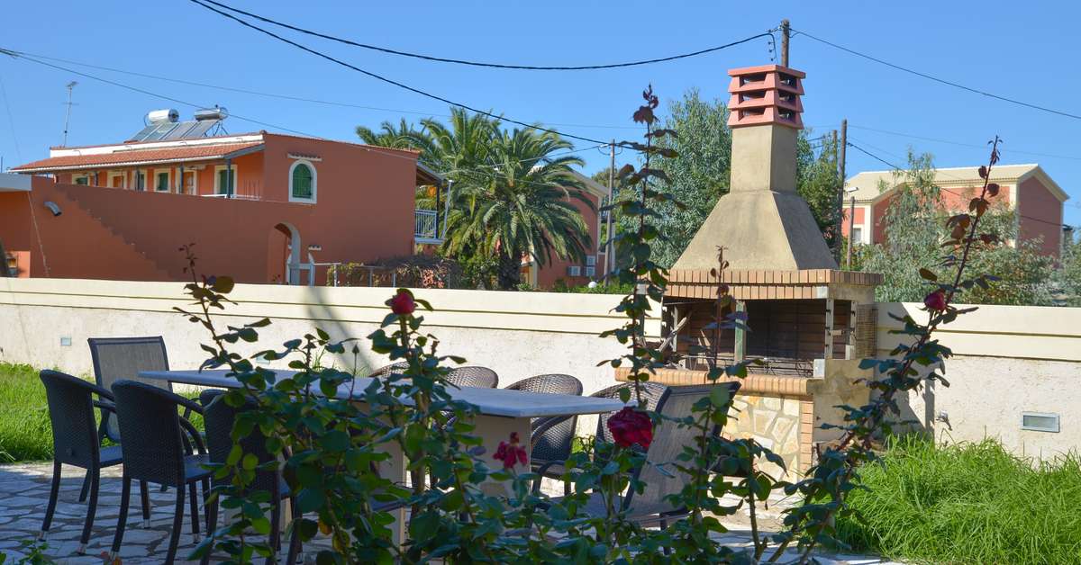 Een foto van het terras bij Megali Luxuries