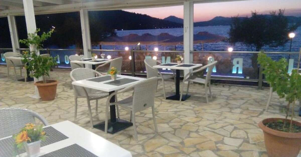 Een foto van het terras bij Golden Sunset