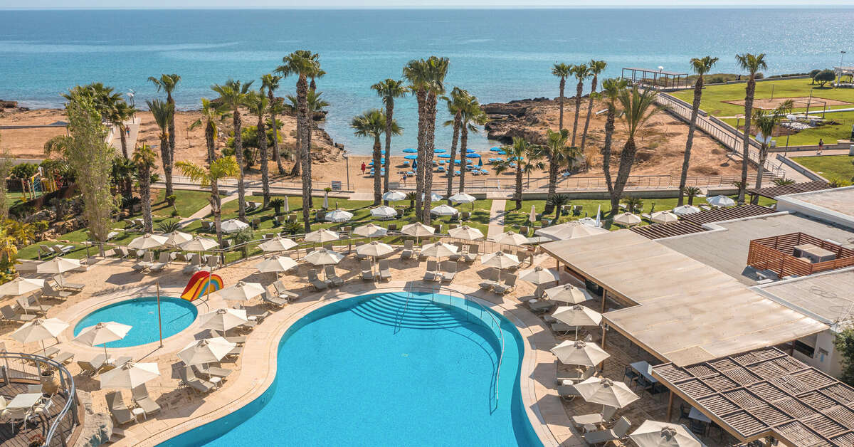 Een foto van het zwembad bij Louis Althea Beach