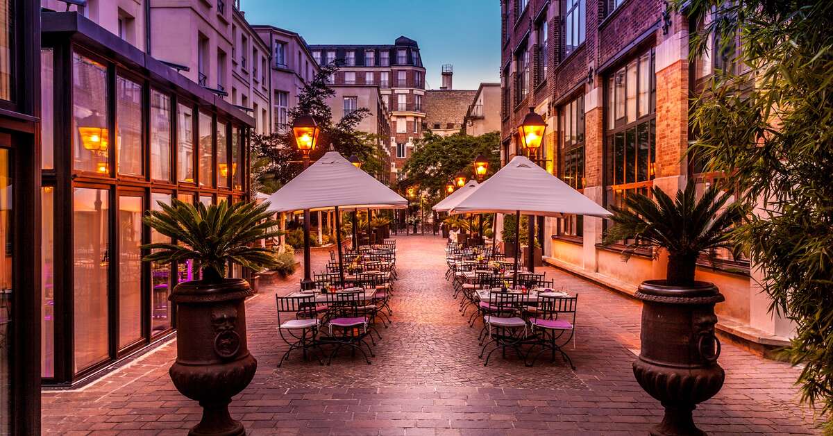Een foto van het terras bij Hotel Les Jardins du Marais