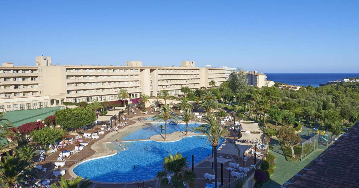 Een foto van het zwembad bij Club Cala Romani