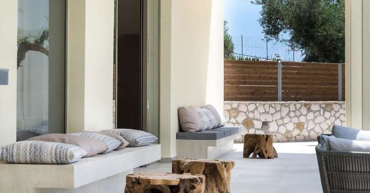 Een foto van het terras bij Tsamis Zante Suites