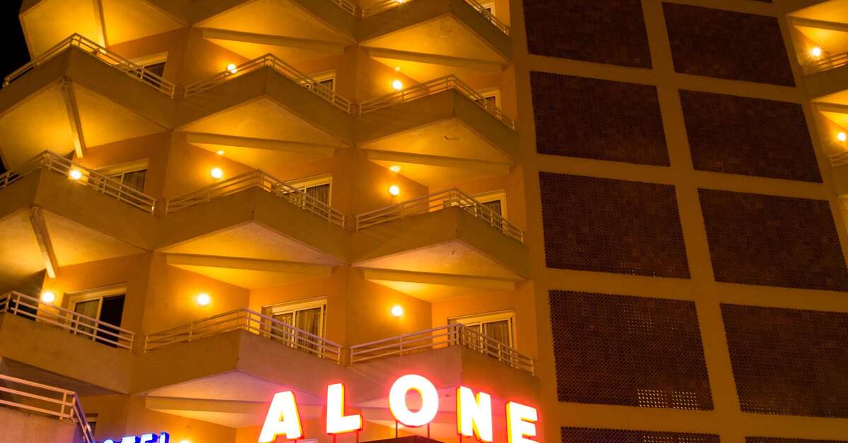 Een foto van de buitenkant van Hotel Alone