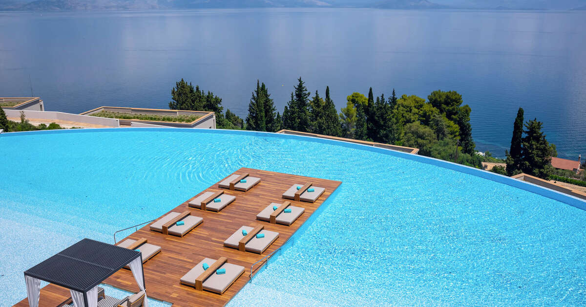Een foto van het zwembad bij Angsana Corfu Resort & Spa