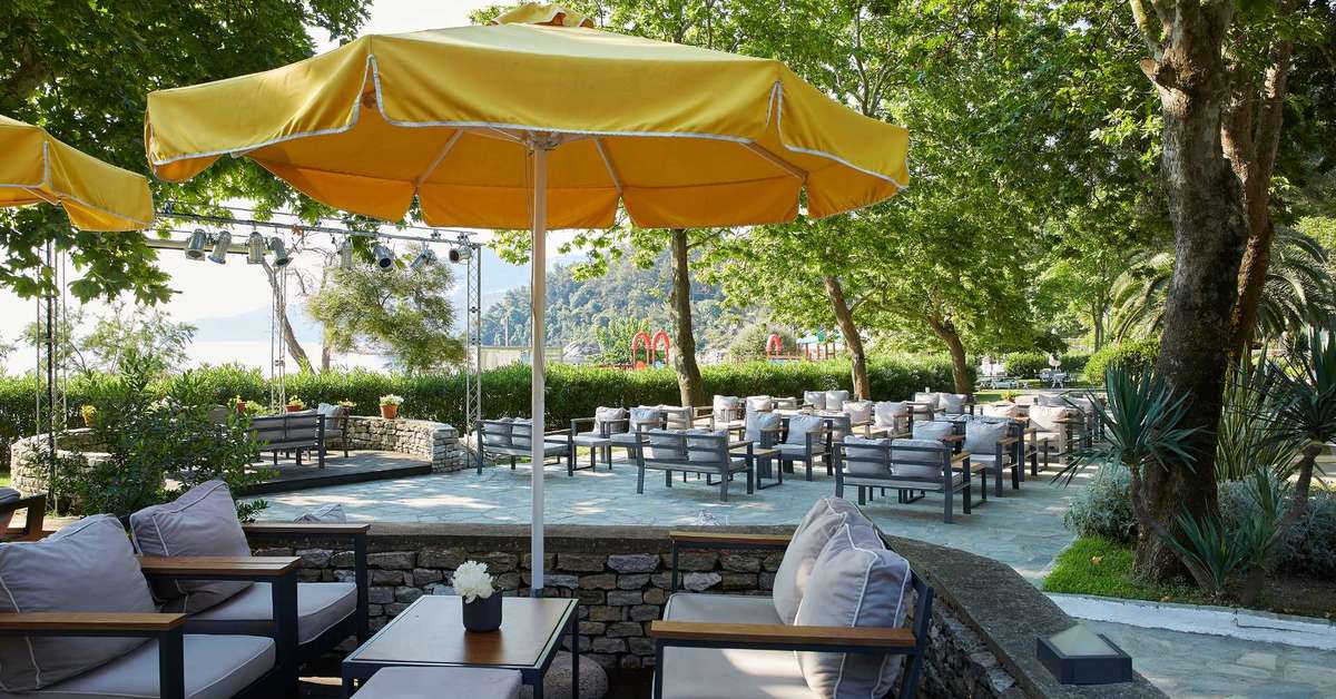 Een foto van het terras bij Makryammos Bungalows