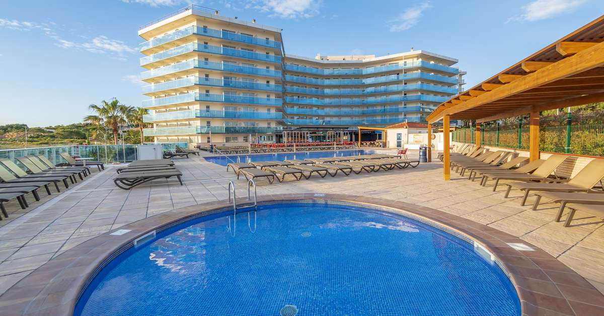 Een foto van het zwembad bij Hotel Golden Donaire Beach