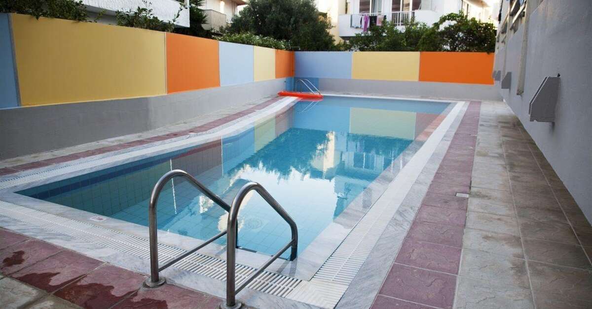 Een foto van het zwembad bij Theonia Hotel