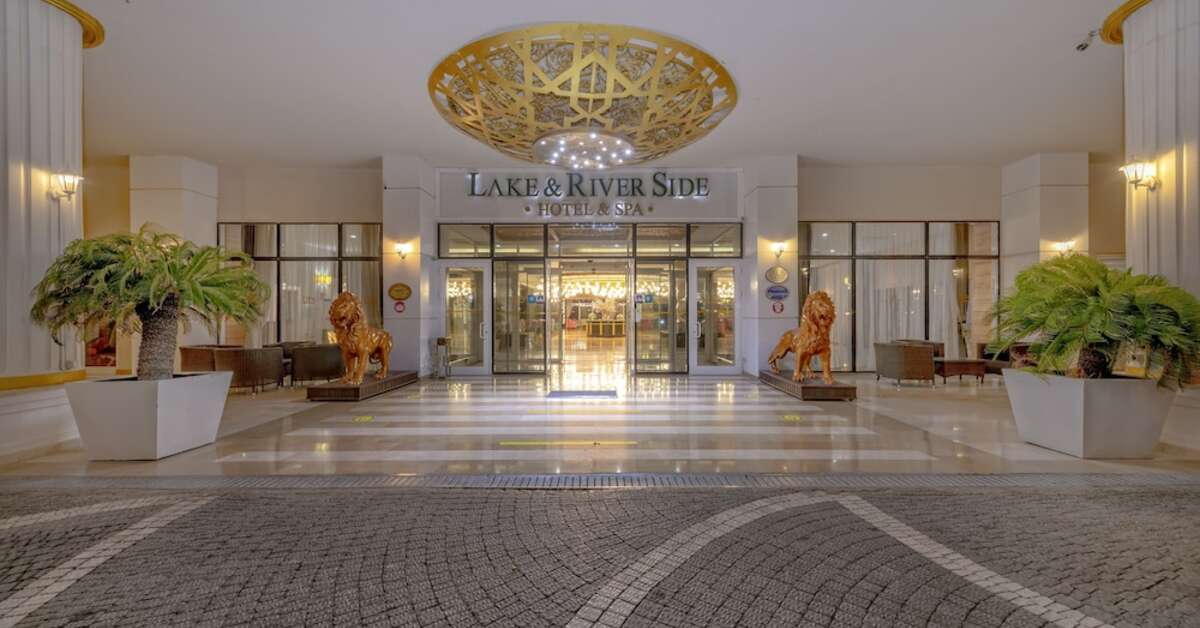 Een foto van de buitenkant van Lake & River Side Hotel & Spa