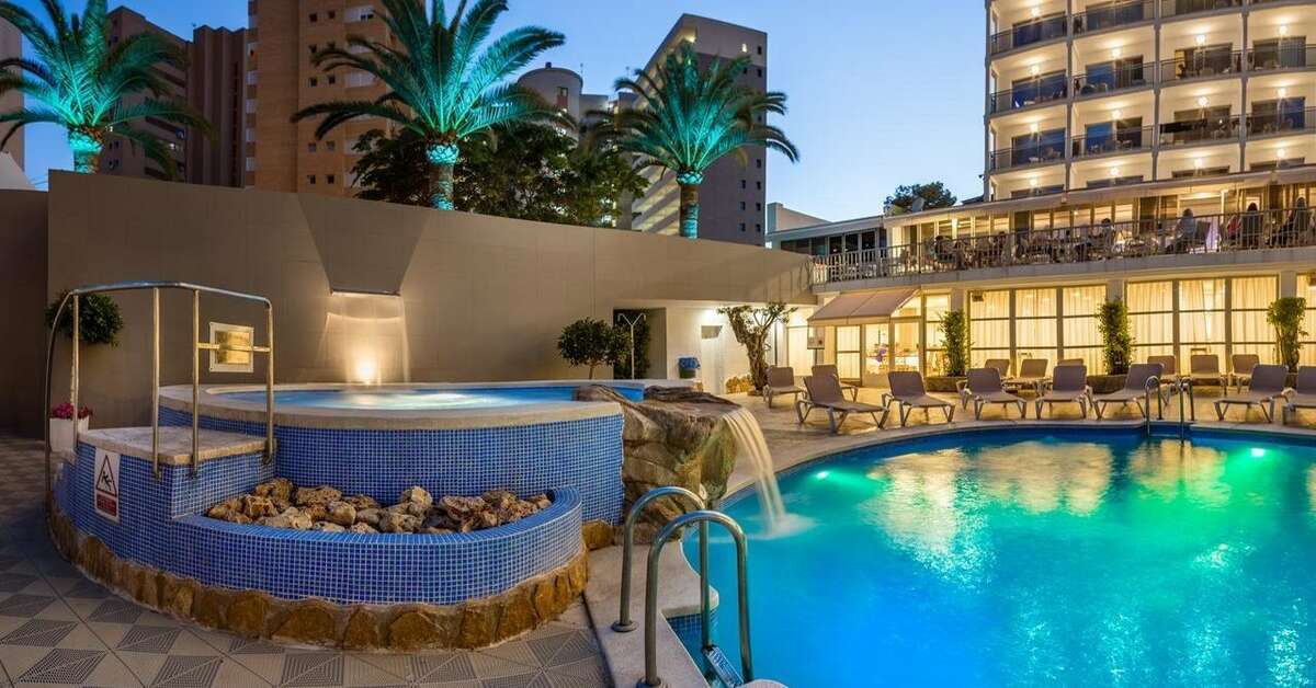 Een foto van het zwembad bij RH Princesa Benidorm