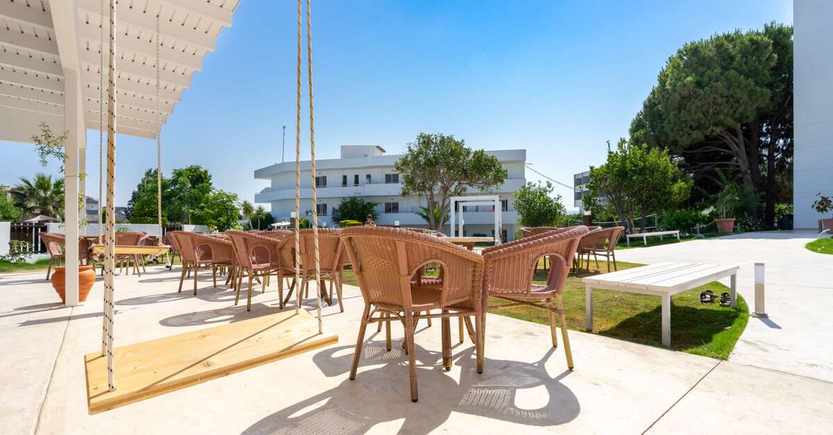 Een foto van het terras bij Stamos Hotel Faliraki