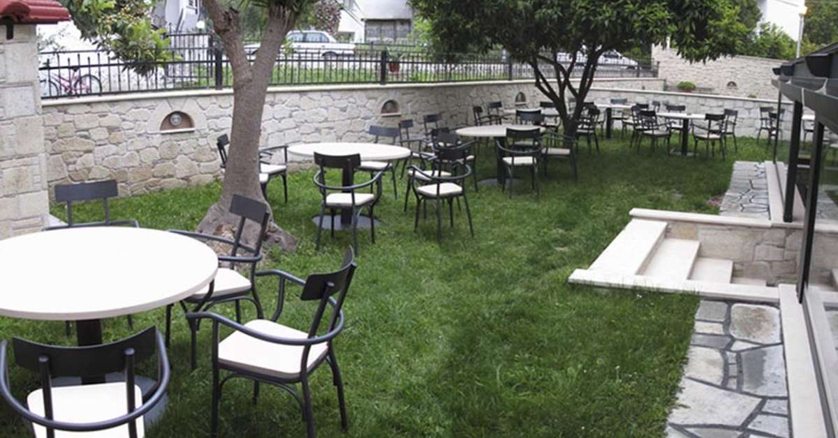Een foto van het terras bij Royal Hotel & Suites
