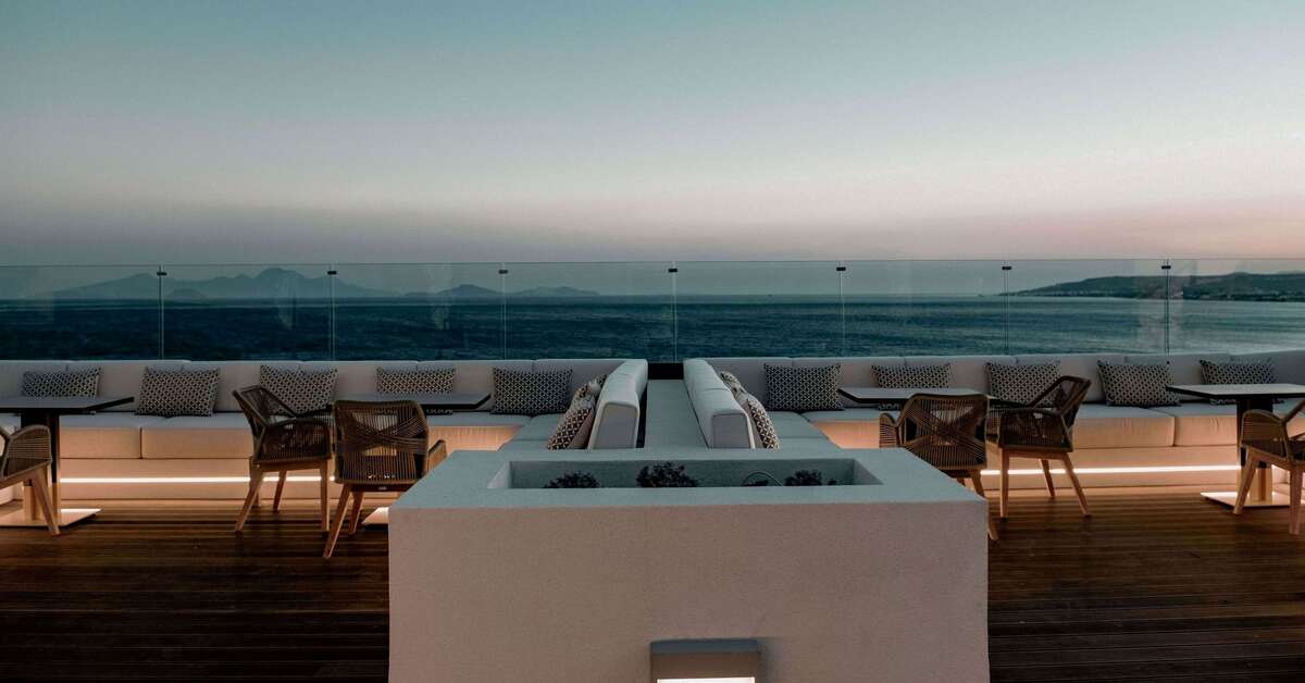 Ein Foto von der Terrasse im Mitsis Summer Palace Beach Hotel