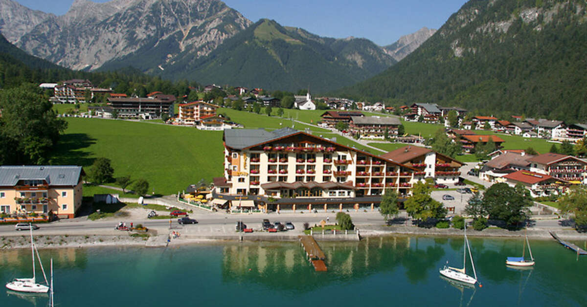 Een foto van de buitenkant van Hotel Post am See