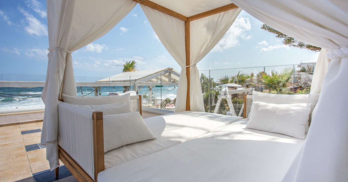 Een foto van het terras bij Petradi Beach Lounge Hotel