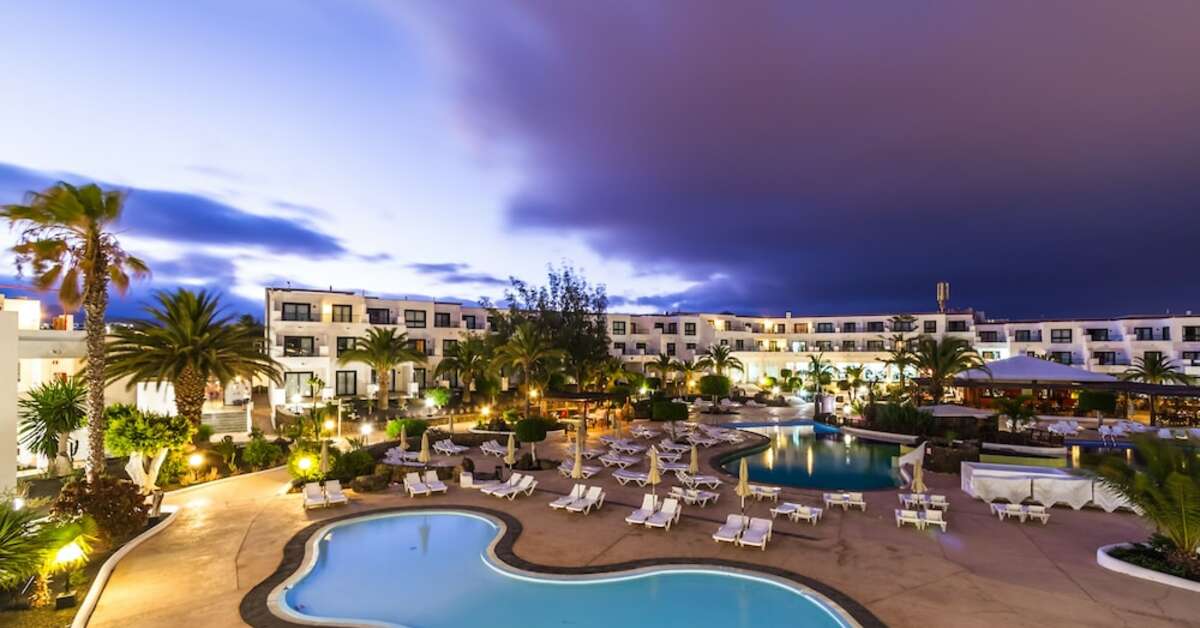 Een foto van het zwembad bij BlueBay Lanzarote