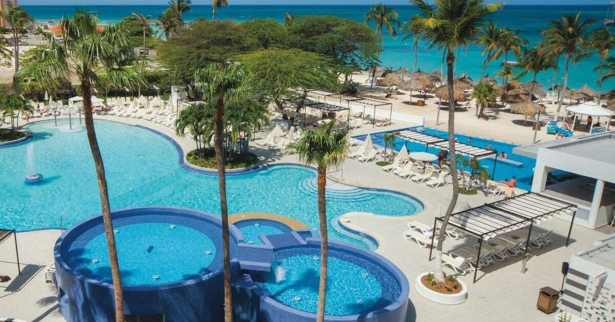 Een foto van het zwembad bij Riu Palace Antillas