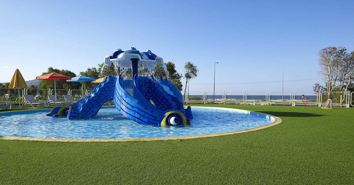 Een foto van het zwembad bij Anemos Luxury Grand Resort