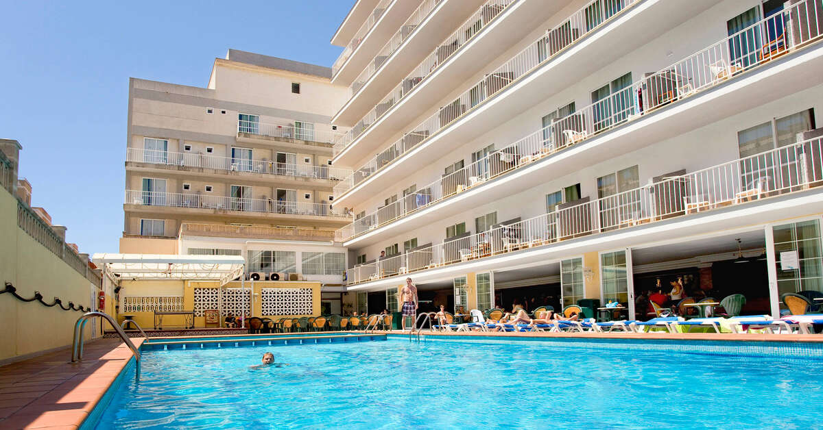 Een foto van het zwembad bij Hotel Riutort