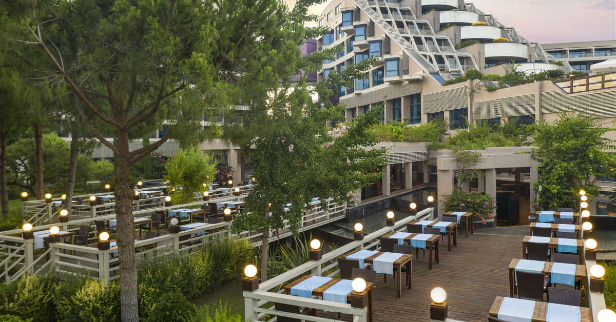 Een foto van het terras bij Susesi Luxury Resort