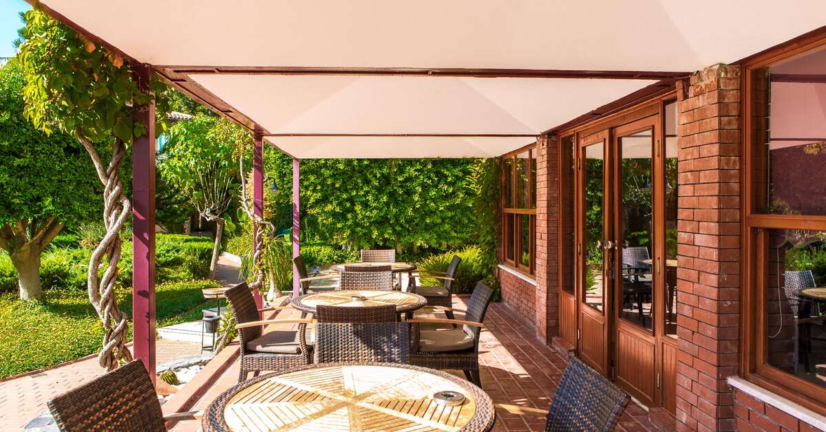 Een foto van het terras bij Gardenia Beach Hotel