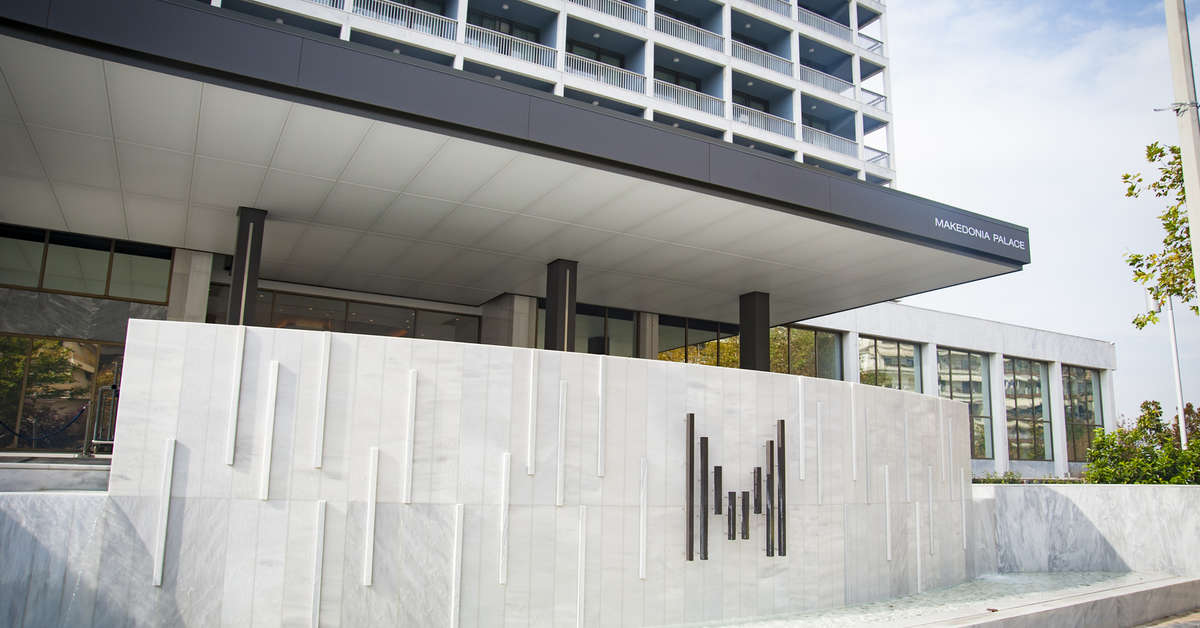 Een foto van de buitenkant van Makedonia Palace