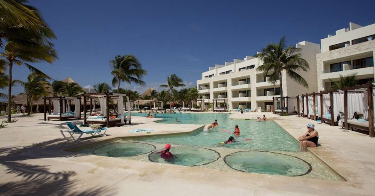 Een foto van het zwembad bij Akumal Bay Beach & Wellness Resort