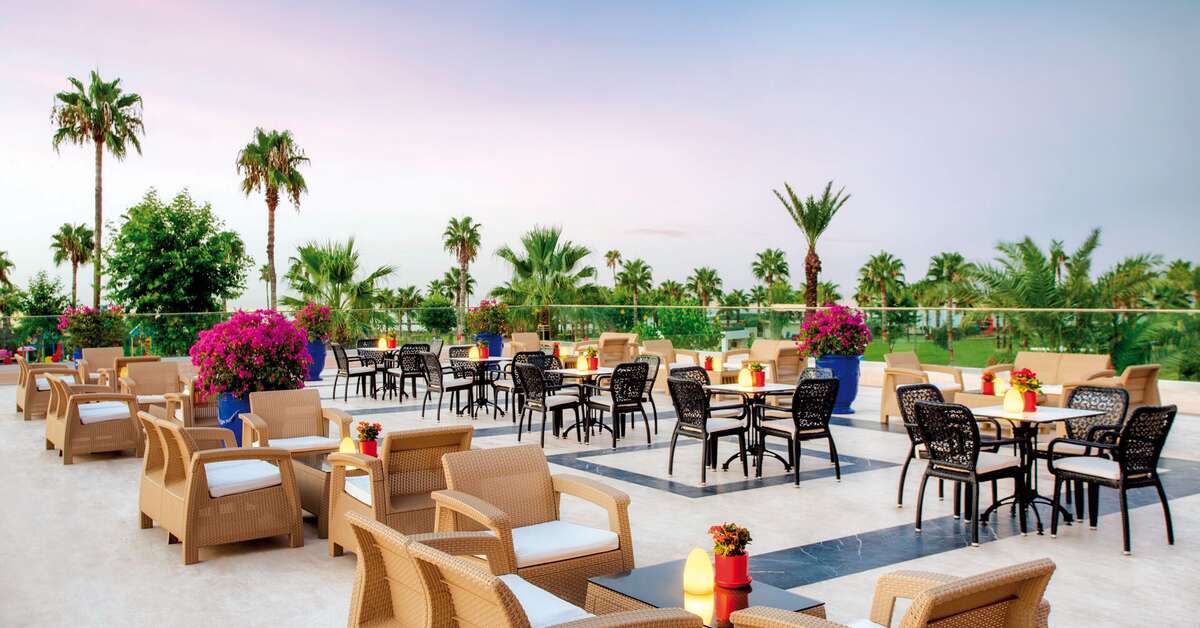 Een foto van het terras bij IC Hotels Santai Family Resort